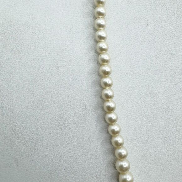 Vintage Graduated Faux Pearl Necklace Dainty Box Clasp Classic - Picture 5 of 6